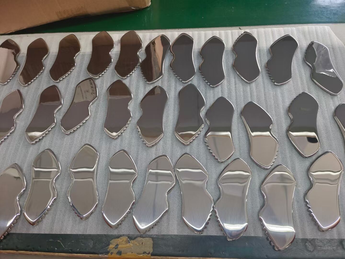 Lips gua sha in factory bulk package